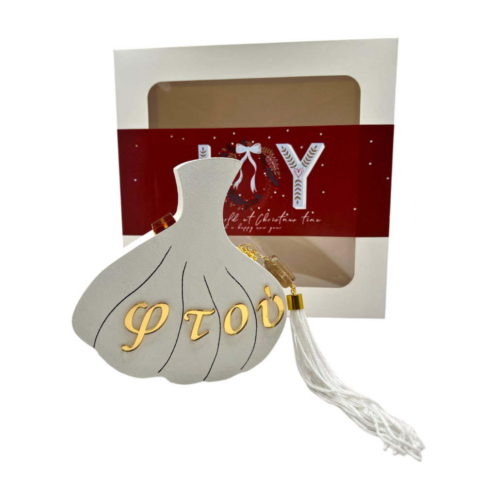 Ξύλινο γούρι σκόρδο Merry Roses σε λευκό με τη λέξη φτού σε χρυσό και λευκή φούντα