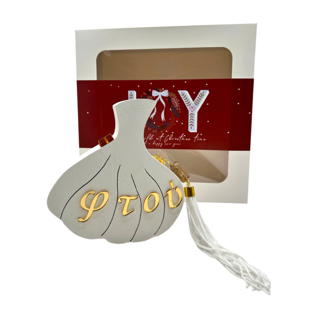 Ξύλινο γούρι σκόρδο Merry Roses σε λευκό με τη λέξη φτού σε χρυσό και λευκή φούντα