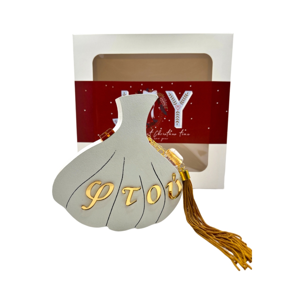 Ξύλινο γούρι σκόρδο Merry Roses σε λευκό με τη λέξη φτού σε χρυσό και χρυσή φούντα
