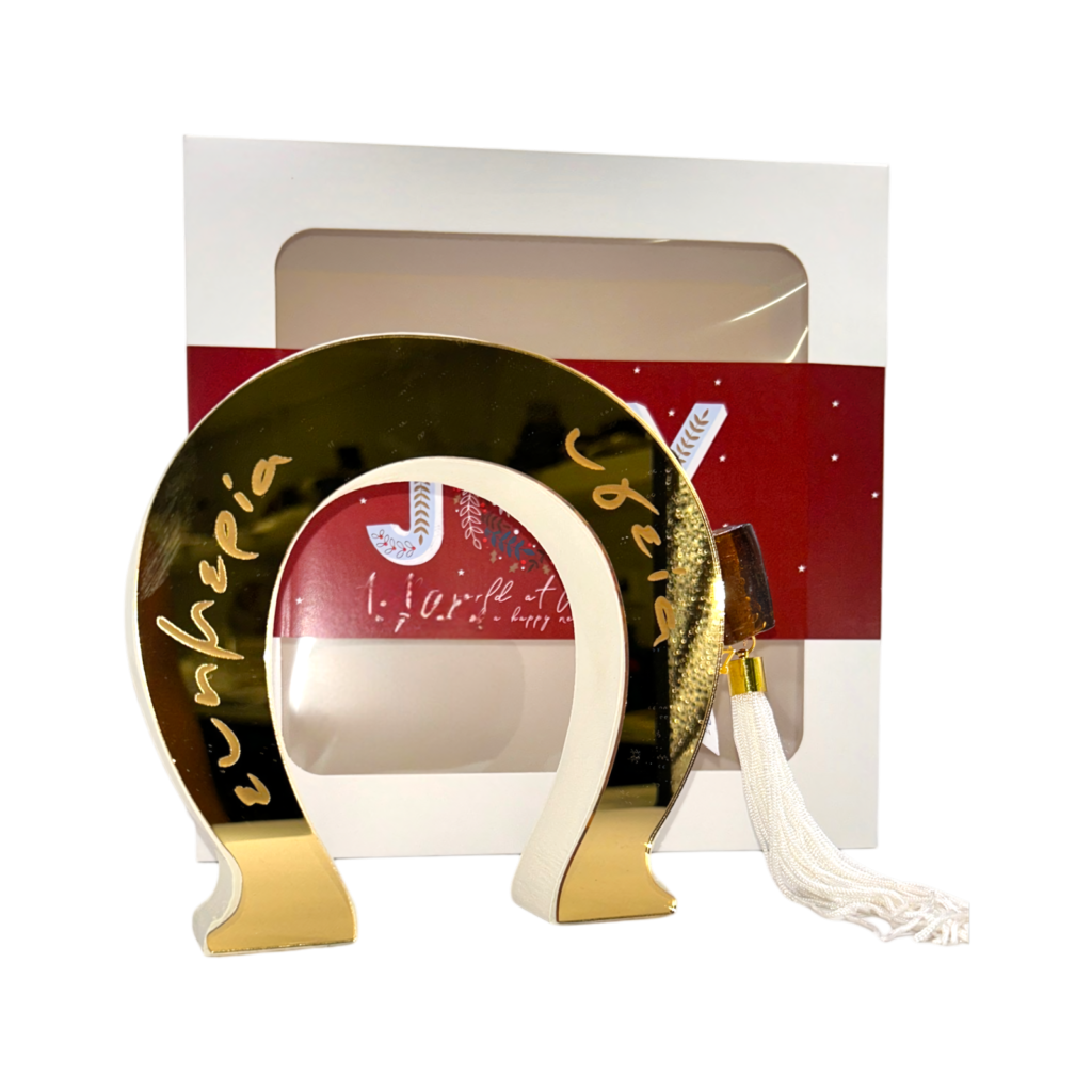 Ξύλινο γούρι πέταλο Merry Roses ντυμένο σε χρυσό καθρέφτη με τις ευχές Υγεία και Ευτυχία