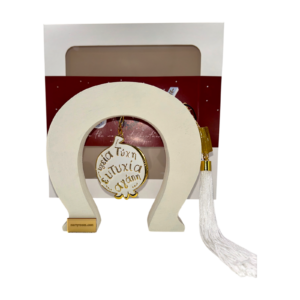 Ξύλινο γούρι πέταλο Merry Roses σε λευκό με σμάλτινο ρόδι και τέσσερις ευχές