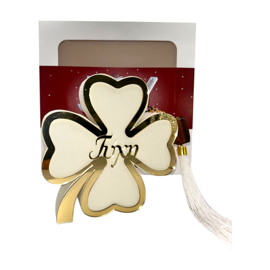 Ξύλινο τετράφυλλο τριφύλλι Merry Roses σε ιβουάρ με τη λέξη Τύχη σε χρυσό