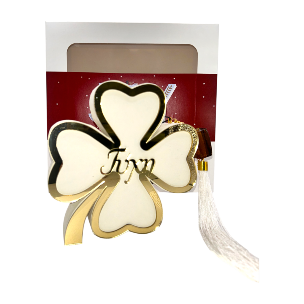 Ξύλινο τετράφυλλο τριφύλλι Merry Roses σε ιβουάρ με τη λέξη Τύχη σε χρυσό