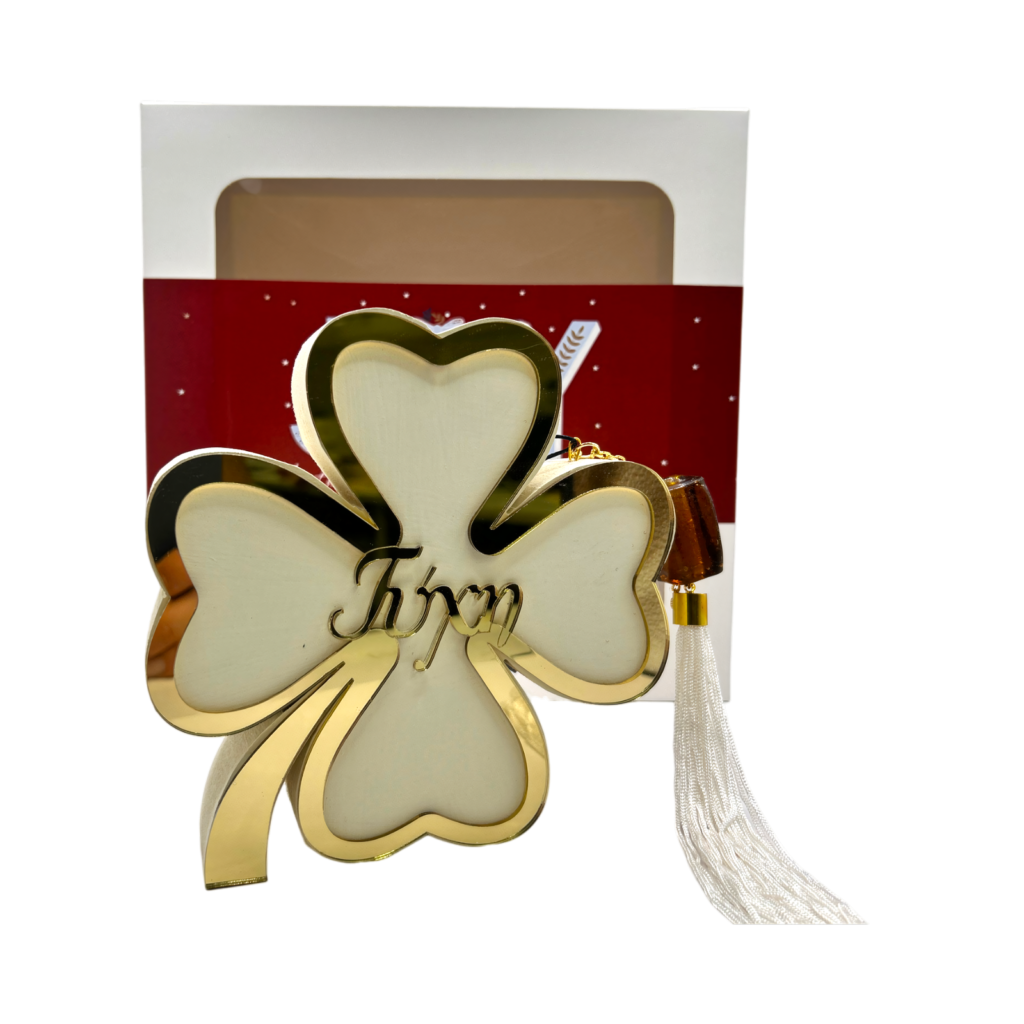 Ξύλινο τετράφυλλο τριφύλλι Merry Roses σε ιβουάρ με τη λέξη Τύχη σε χρυσό