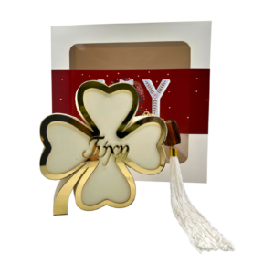 Ξύλινο τετράφυλλο τριφύλλι Merry Roses σε ιβουάρ με τη λέξη Τύχη σε χρυσό