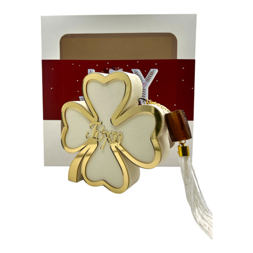 Ξύλινο τετράφυλλο τριφύλλι Merry Roses σε ιβουάρ με τη λέξη Τύχη σε χρυσό