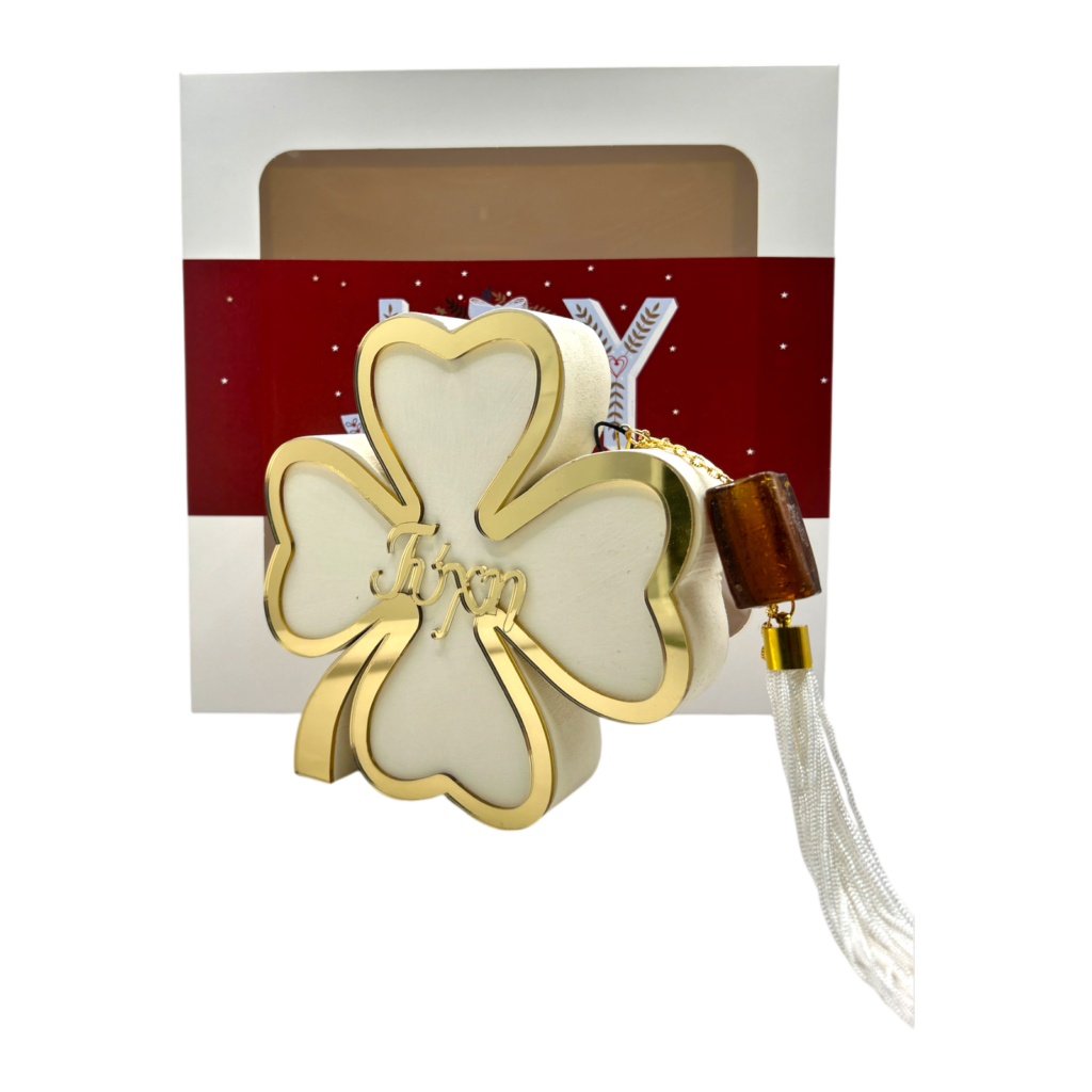 Ξύλινο τετράφυλλο τριφύλλι Merry Roses σε ιβουάρ με τη λέξη Τύχη σε χρυσό