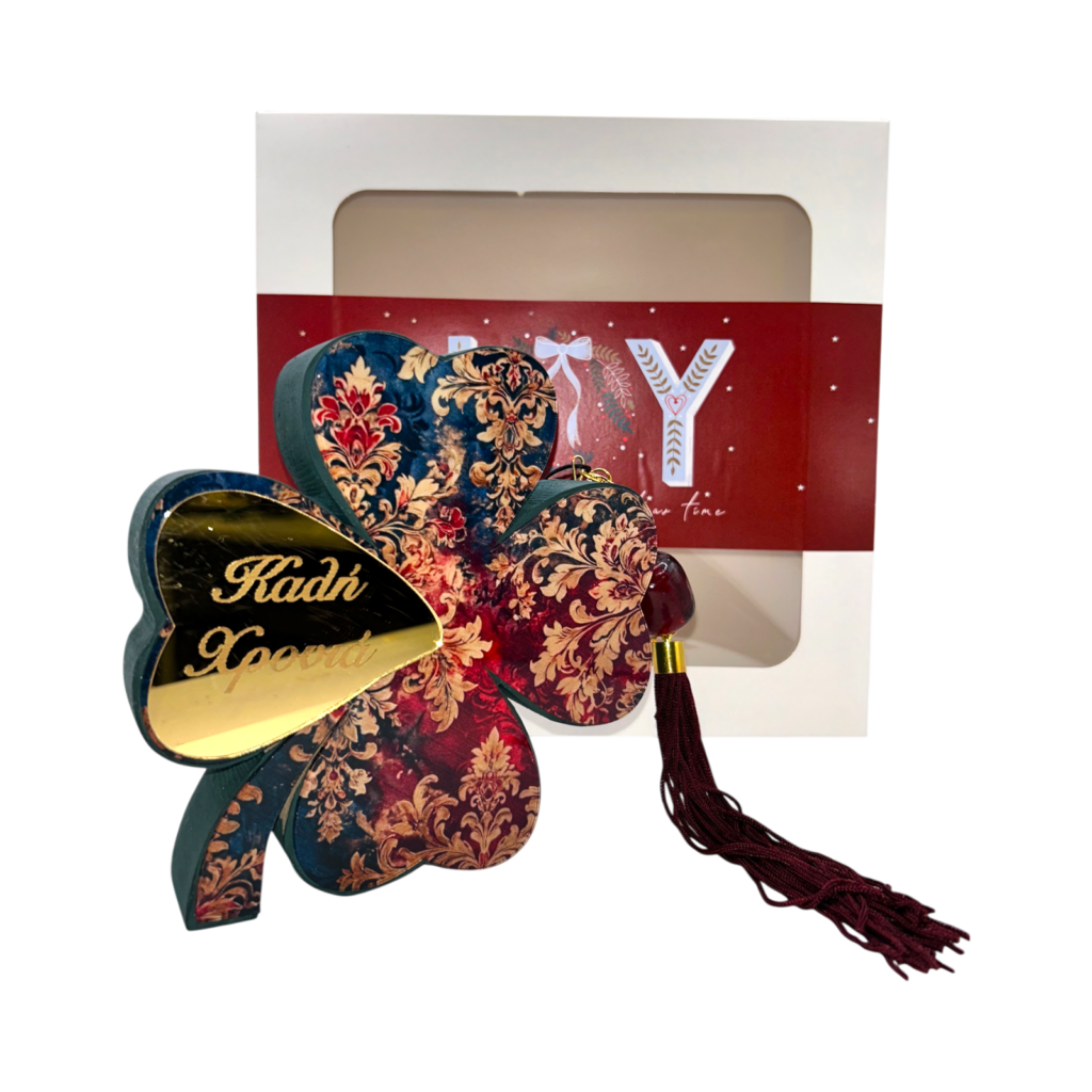 Ξύλινο τετράφυλλο τριφύλλι Merry Roses σε μπλε και μπορντό μπαρόκ με την ευχή Καλή Χρονιά