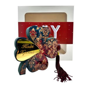 Ξύλινο τετράφυλλο τριφύλλι Merry Roses σε μπλε και μπορντό μπαρόκ με την ευχή Καλή Χρονιά