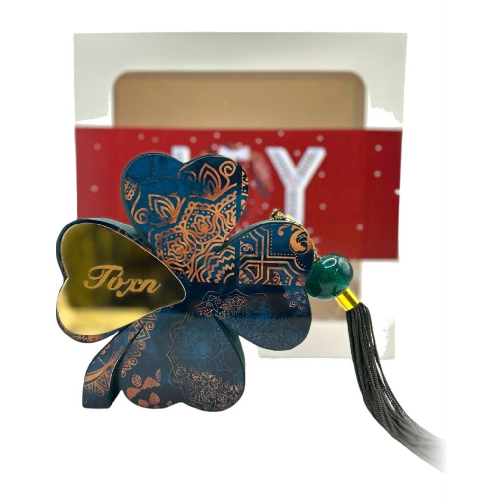 Ξύλινο τετράφυλλο τριφύλλι Merry Roses σε πετρόλ με χάλκινο μοτίβο και τη λέξη Τύχη