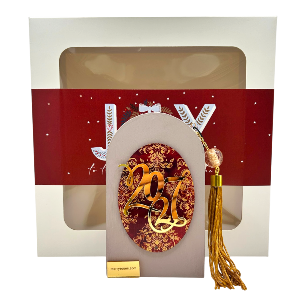 Ξύλινο γούρι παράθυρο Merry Roses σε σάπιο μήλο με τη χρονολογία 2027