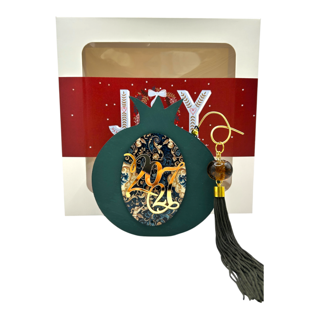 Ξύλινο γούρι ρόδι Merry Roses σε κυπαρισσί με μπαρόκ μοτίβο και τη χρονολογία 2027