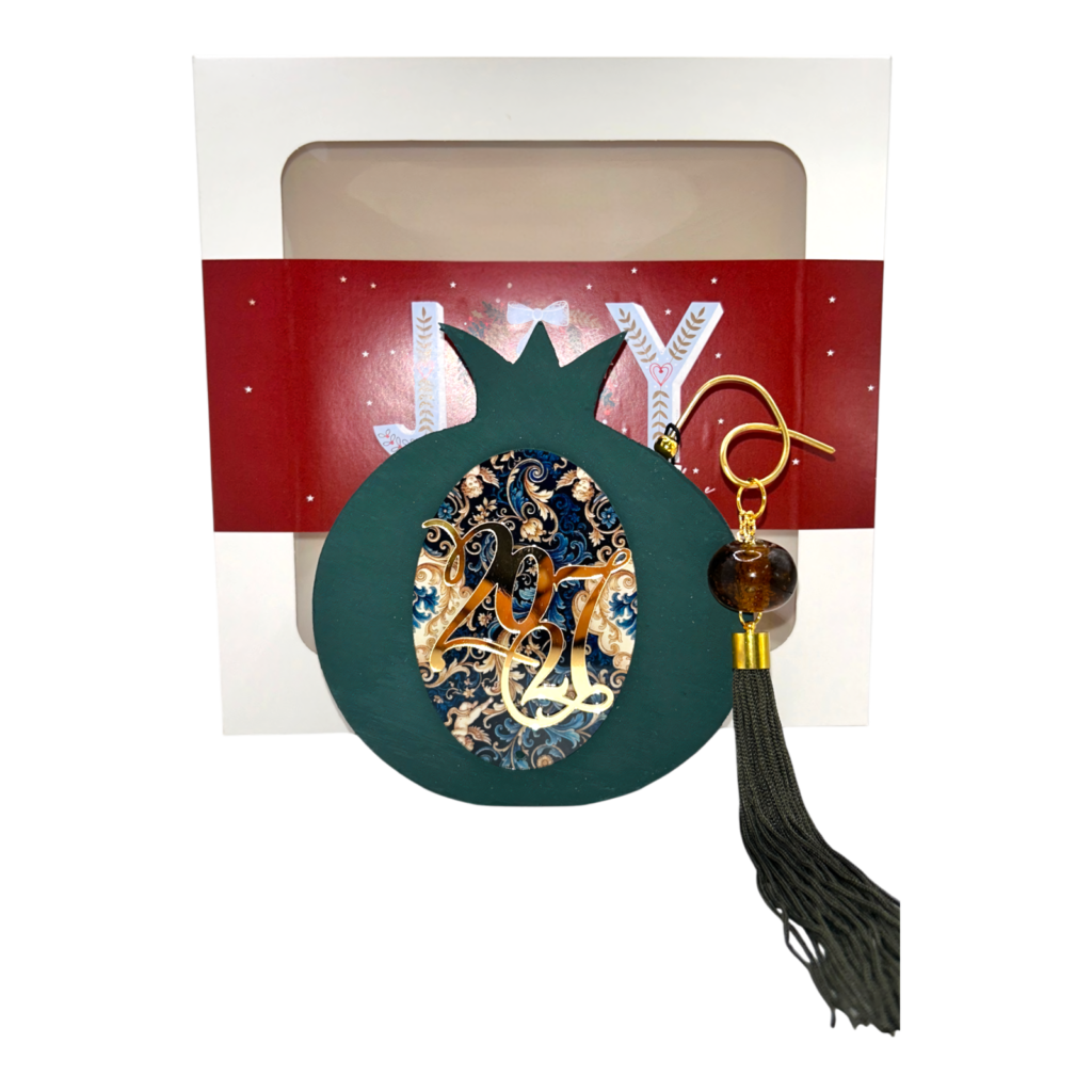 Ξύλινο γούρι ρόδι Merry Roses σε κυπαρισσί με μπαρόκ μοτίβο και τη χρονολογία 2027