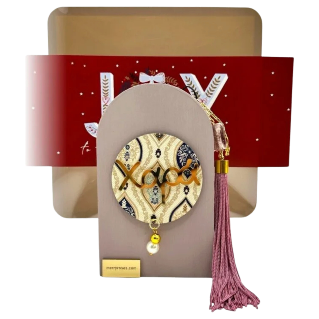 Επιτραπέζιο γούρι Merry Roses σε ξύλινη καμάρα με τη λέξη Χαρά σε χρυσό και ροζ φούντα