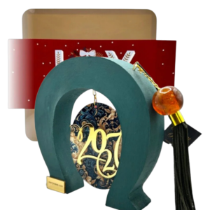 Ξύλινο γούρι πέταλο Merry Roses σε πράσινο με μπαρόκ δίσκο με αγγελάκια και χρυσό 2027