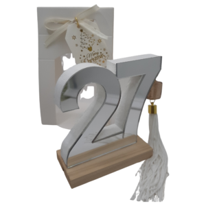 Γούρι 2027 Merry Roses, ο αριθμός 27 σε ασημί καθρέφτη με λευκή φούντα