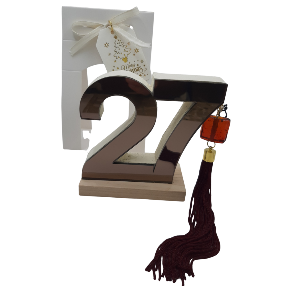 Γούρι 2027 Merry Roses, ο αριθμός 27 σε χρυσό καθρέφτη με μπορντό φούντα