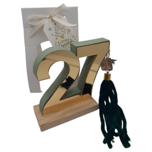 Γούρι 2027 Merry Roses, ο αριθμός 27 σε χρυσό καθρέφτη με σκούρα πράσινη φούντα