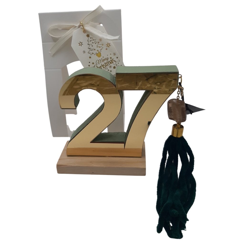 Γούρι 2027 Merry Roses, ο αριθμός 27 σε χρυσό καθρέφτη με σκούρα πράσινη φούντα