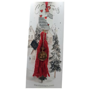 Γούρι 2027 Merry Roses, φούντα σε κόκκινη με οβάλ κεραμική ετικέτα με ξωτικό και την ευχή Αυτή θα είναι η χρονιά μου
