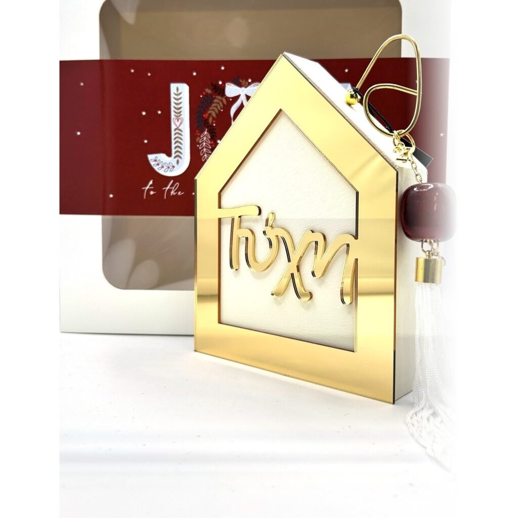 Ξύλινο γούρι σπιτάκι Merry Roses σε λευκό και χρυσό με την επιγραφή Τύχη