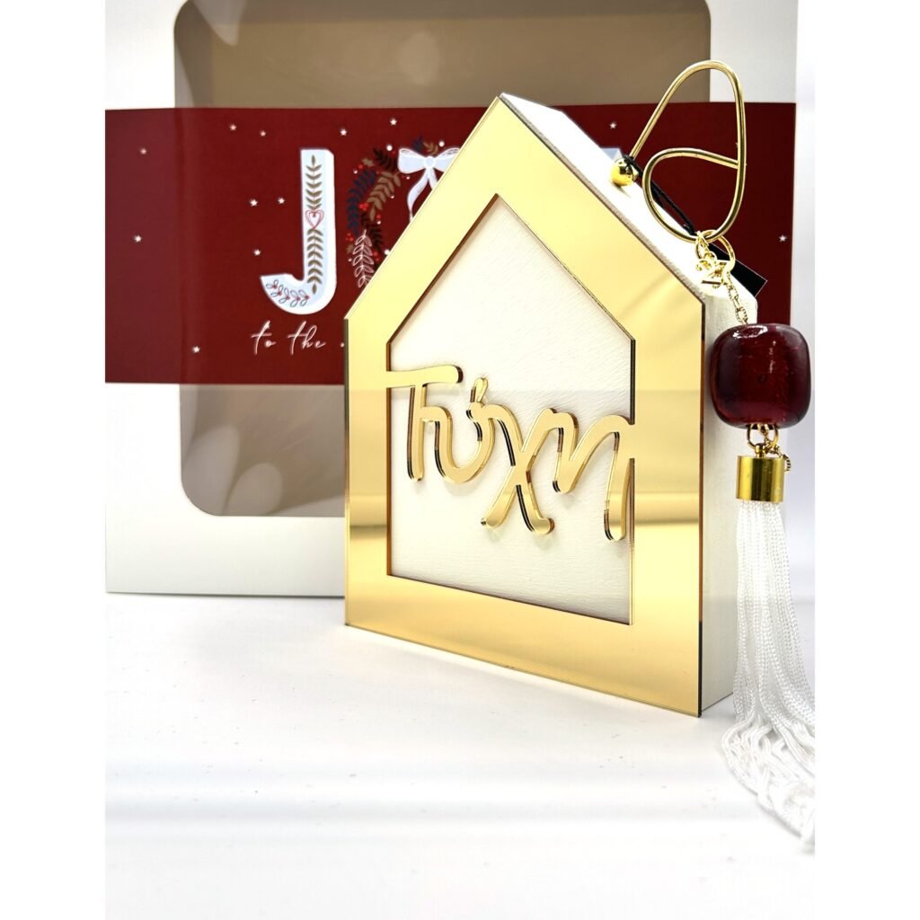 Ξύλινο γούρι σπιτάκι Merry Roses σε λευκό και χρυσό με την επιγραφή Τύχη