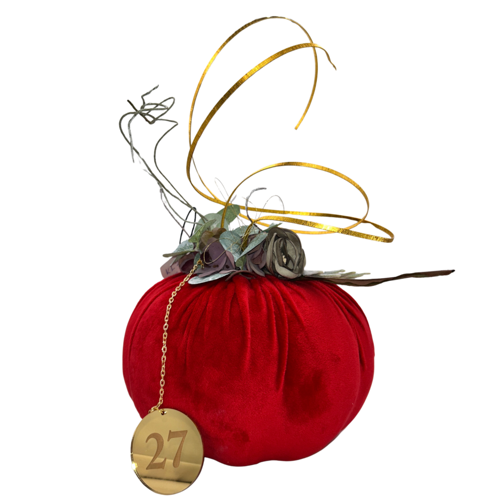Υφασμάτινη κολοκύθα Merry Roses σε κόκκινο με ευκάλυπτο και χρυσή πλακέτα 27