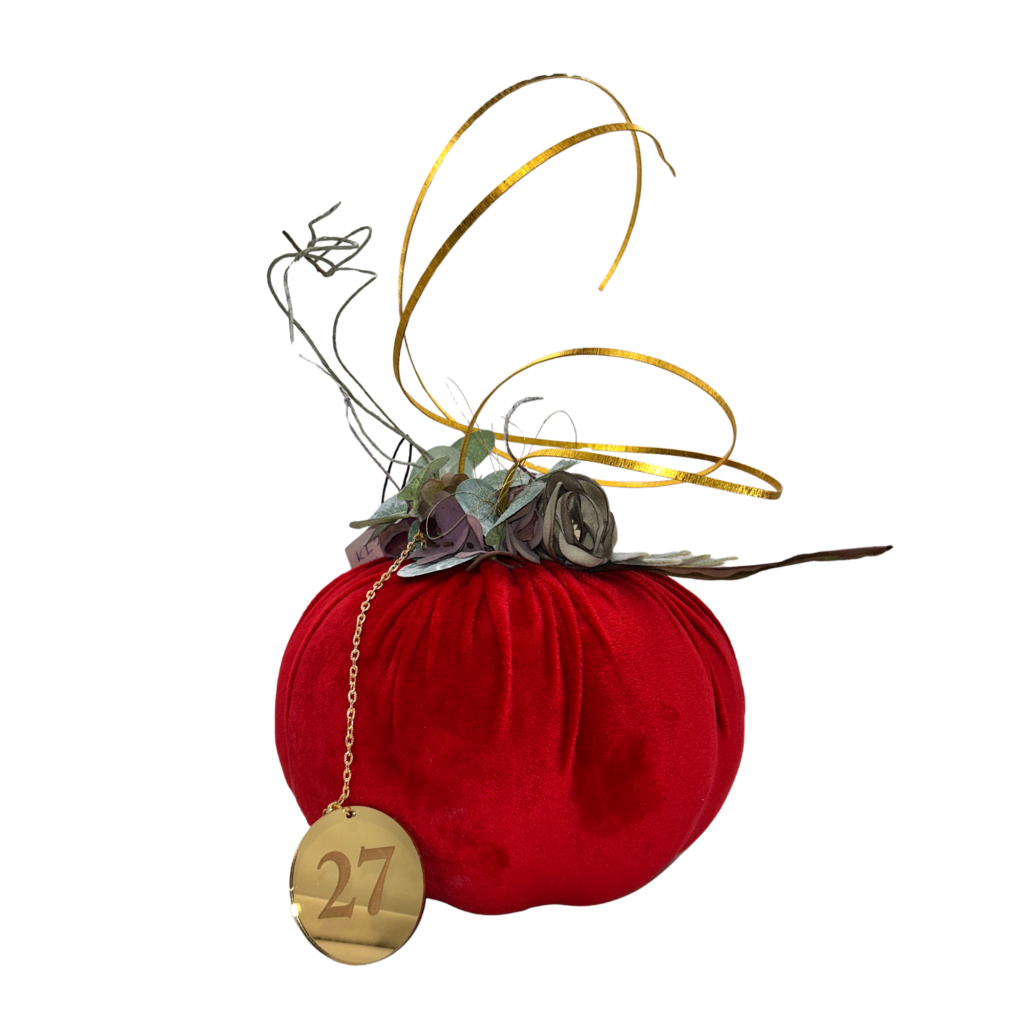 Υφασμάτινη κολοκύθα Merry Roses σε κόκκινο με ευκάλυπτο και χρυσή πλακέτα 27
