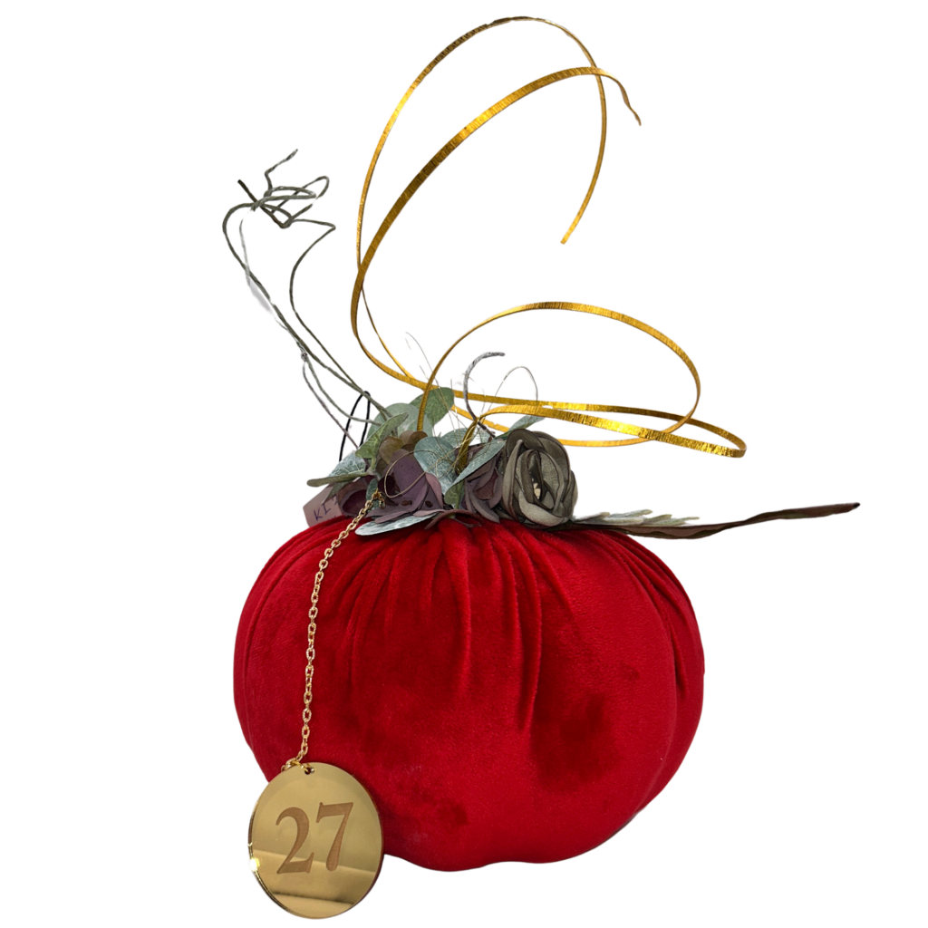 Υφασμάτινη κολοκύθα Merry Roses σε κόκκινο με ευκάλυπτο και χρυσή πλακέτα 27