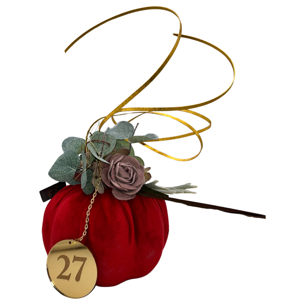 Χριστουγεννιάτικο γούρι 2027 Merry Roses, κόκκινη βελούδινη κολοκύθα με τριαντάφυλλο και χρυσή κορδέλα