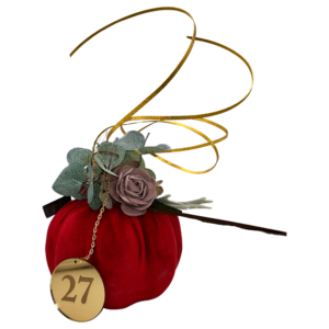 Χριστουγεννιάτικο γούρι 2027 Merry Roses, κόκκινη βελούδινη κολοκύθα με τριαντάφυλλο και χρυσή κορδέλα