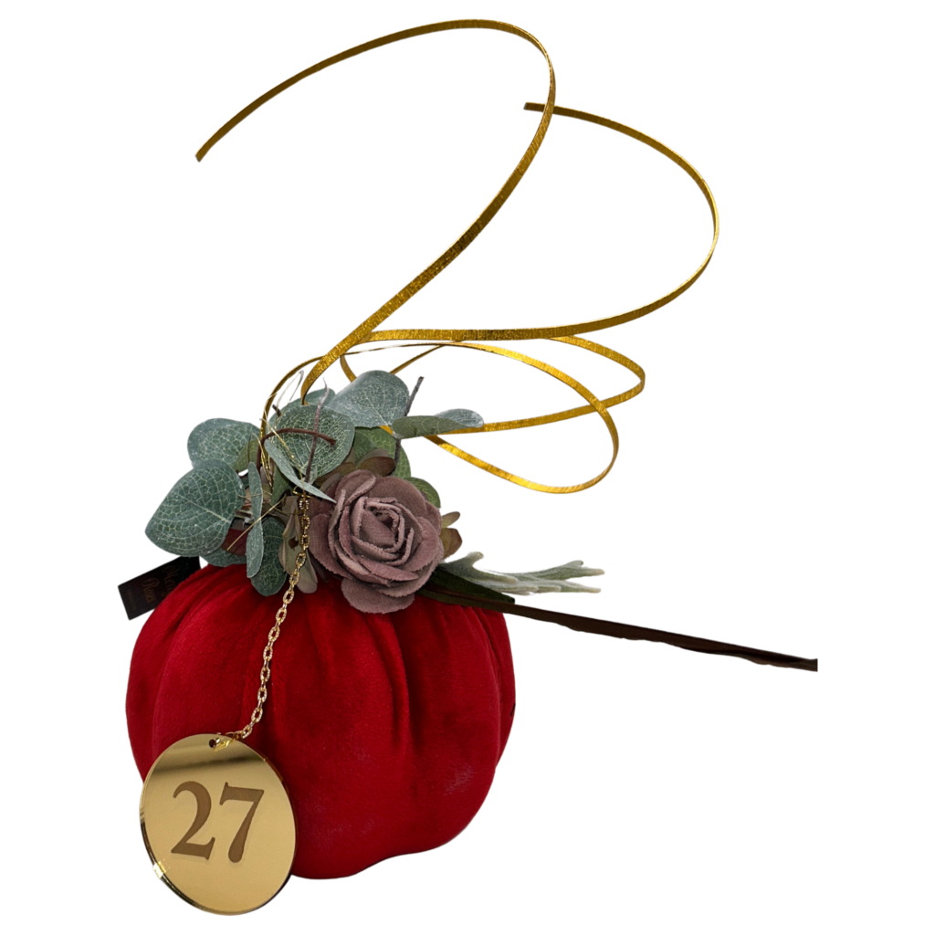 Χριστουγεννιάτικο γούρι 2027 Merry Roses, κόκκινη βελούδινη κολοκύθα με τριαντάφυλλο και χρυσή κορδέλα