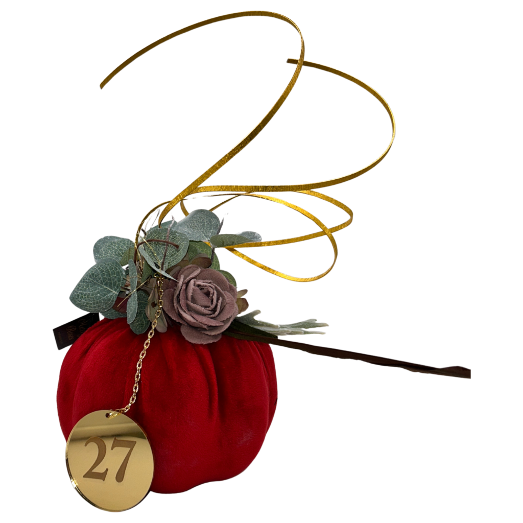 Χριστουγεννιάτικο γούρι 2027 Merry Roses, κόκκινη βελούδινη κολοκύθα με τριαντάφυλλο και χρυσή κορδέλα