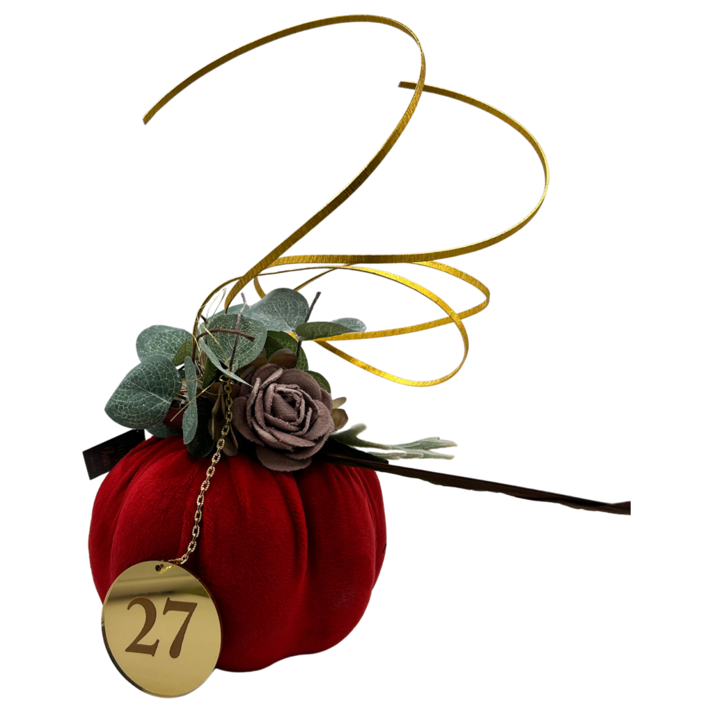 Χριστουγεννιάτικο γούρι 2027 Merry Roses, κόκκινη βελούδινη κολοκύθα με τριαντάφυλλο και χρυσή κορδέλα