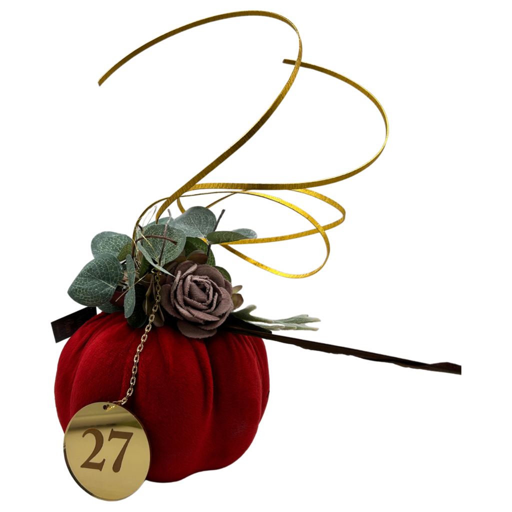Χριστουγεννιάτικο γούρι 2027 Merry Roses, κόκκινη βελούδινη κολοκύθα με τριαντάφυλλο και χρυσή κορδέλα