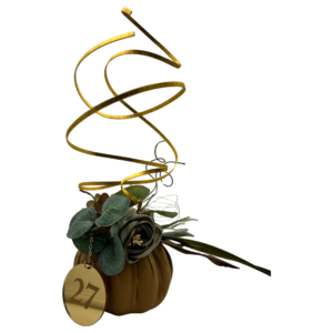 Χριστουγεννιάτικο γούρι 2027 Merry Roses, μικρή κολοκύθα υφασμάτινη σε ταμπά με ανθοσύνθεση