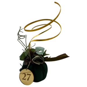 Χριστουγεννιάτικο γούρι 2027 Merry Roses, μικρή κολοκύθα υφασμάτινη σε κυπαρισσί με ανθοσύνθεση