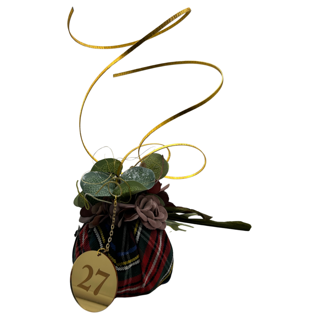 Χριστουγεννιάτικο γούρι 2027 Merry Roses, μικρή κολοκύθα καρό σε μπορντό και πράσινο με ανθοσύνθεση