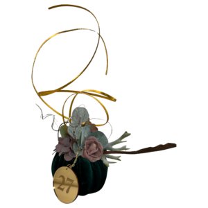 Χριστουγεννιάτικο γούρι 2027 Merry Roses, μικρή κολοκύθα υφασμάτινη σε βαθύ πράσινο με ανθοσύνθεση