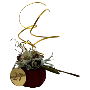 Χριστουγεννιάτικο γούρι 2027 Merry Roses, μικρή κολοκύθα υφασμάτινη σε βαθύ κόκκινο με ανθοσύνθεση