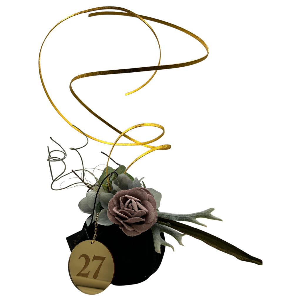 Χριστουγεννιάτικο γούρι 2027 Merry Roses, μικρή κολοκύθα βελούδινη σε μαύρη με ανθοσύνθεση