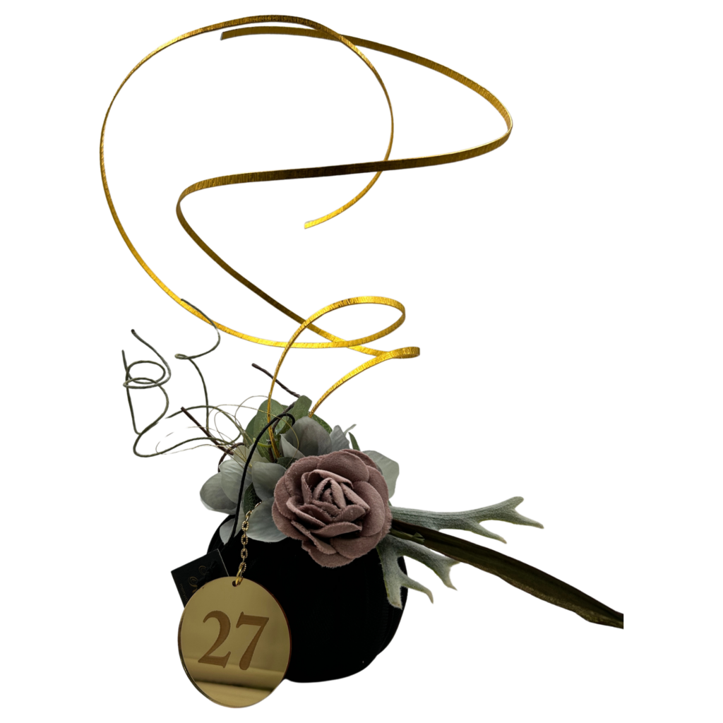 Χριστουγεννιάτικο γούρι 2027 Merry Roses, μικρή κολοκύθα βελούδινη σε μαύρη με ανθοσύνθεση