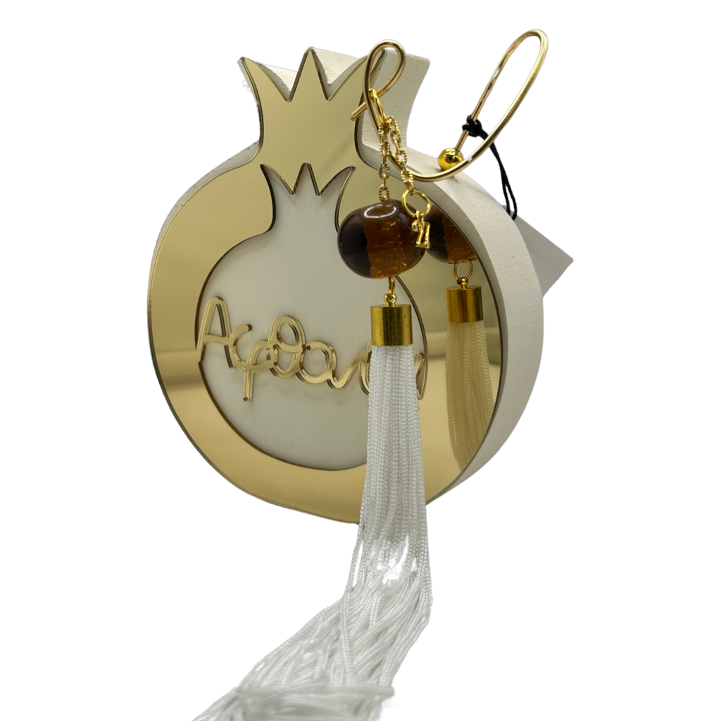 Ξύλινο γούρι ρόδι Merry Roses σε εκρού με την ευχή Αφθονία
