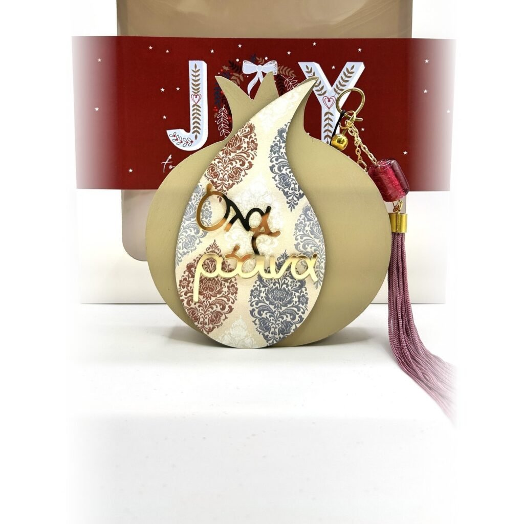 Ξύλινο γούρι ρόδι Merry Roses σε κρεμ με την ευχή Όλα ρόδινα