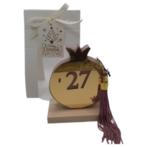 Γούρι 2027 Merry Roses, επιτραπέζιο ξύλινο ρόδι σε χρυσό καθρέφτη με vintage ροζ φούντα