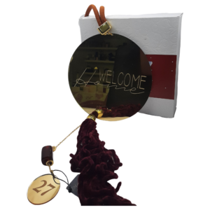Στεφάνι 2027 Merry Roses από χρυσό plexiglass καθρέφτη με τη φράση Welcome home και μπορντό φούντα
