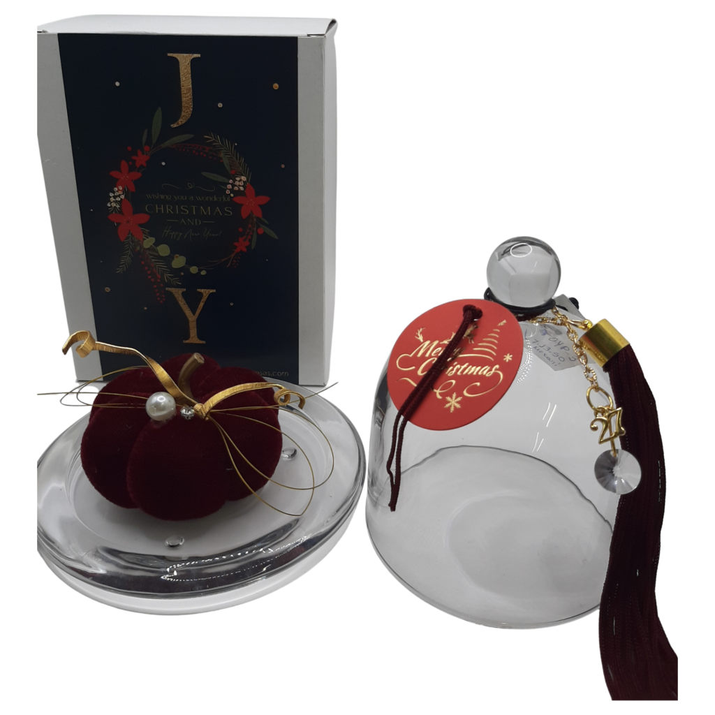 Χριστουγεννιάτικο γούρι 2027 Merry Roses, γυάλινη ταρτιέρα με βελούδινη κολοκύθα σε μπορντό