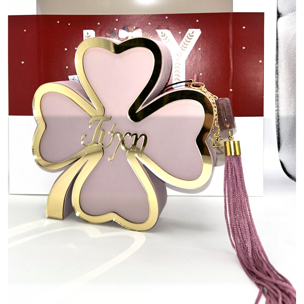 Ξύλινο γούρι τριφύλλι Merry Roses σε vintage ροζ με την ευχή Τύχη