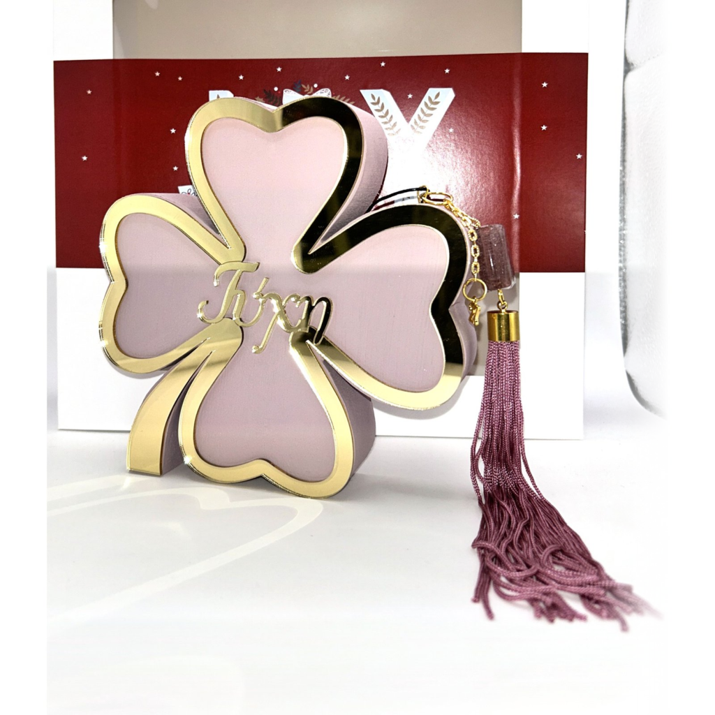 Ξύλινο γούρι τριφύλλι Merry Roses σε vintage ροζ με την ευχή Τύχη