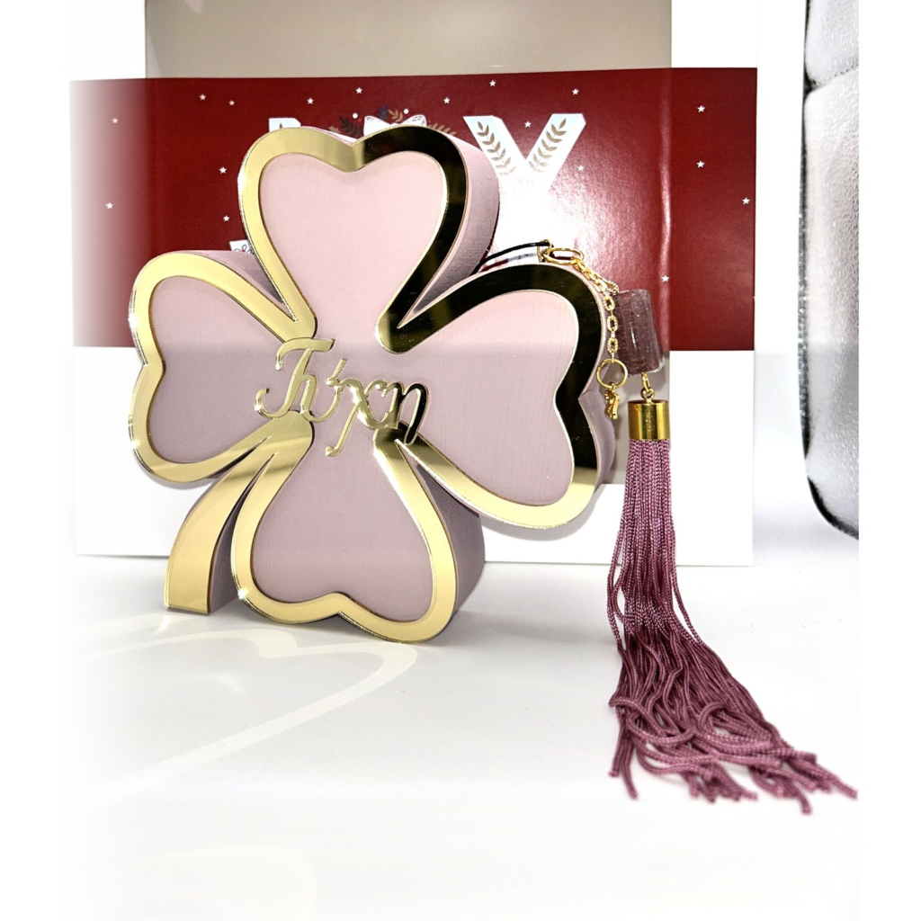 Ξύλινο γούρι τριφύλλι Merry Roses σε vintage ροζ με την ευχή Τύχη